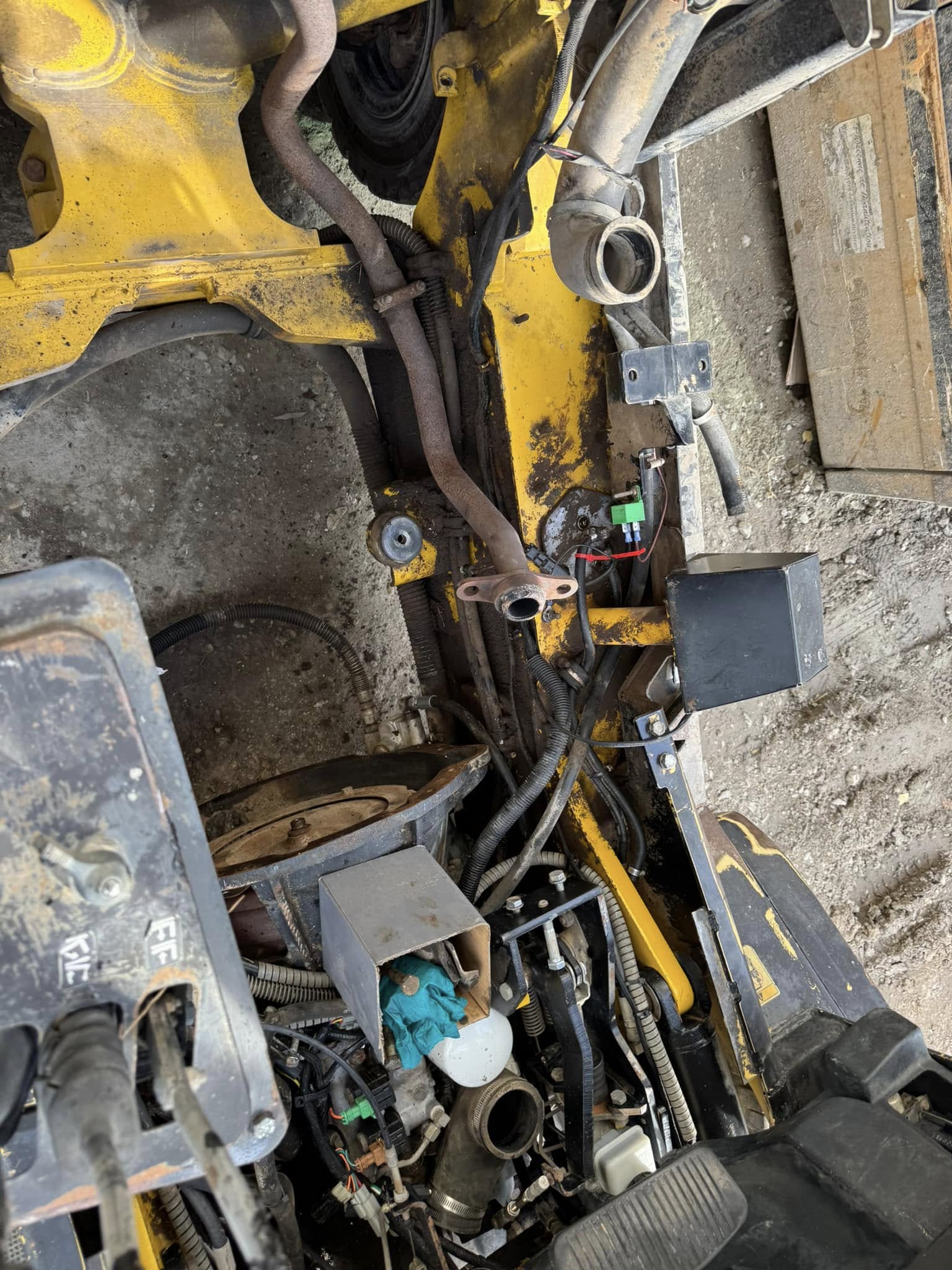 Dépose moteur sur chariot élévateur Yale pour remplacement de la couronne du volant moteur à Trets